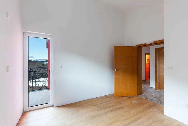 Geräumige Drei-Zimmer-Wohnung in einem Sechs-Parteien-Haus in der Nähe des Strandes Jaz. — photo 8